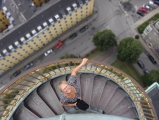 kvinde på rundtrappe